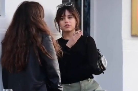 Atriz Jenna Ortega foi vista fumando e dividiu opiniões entre os fãs